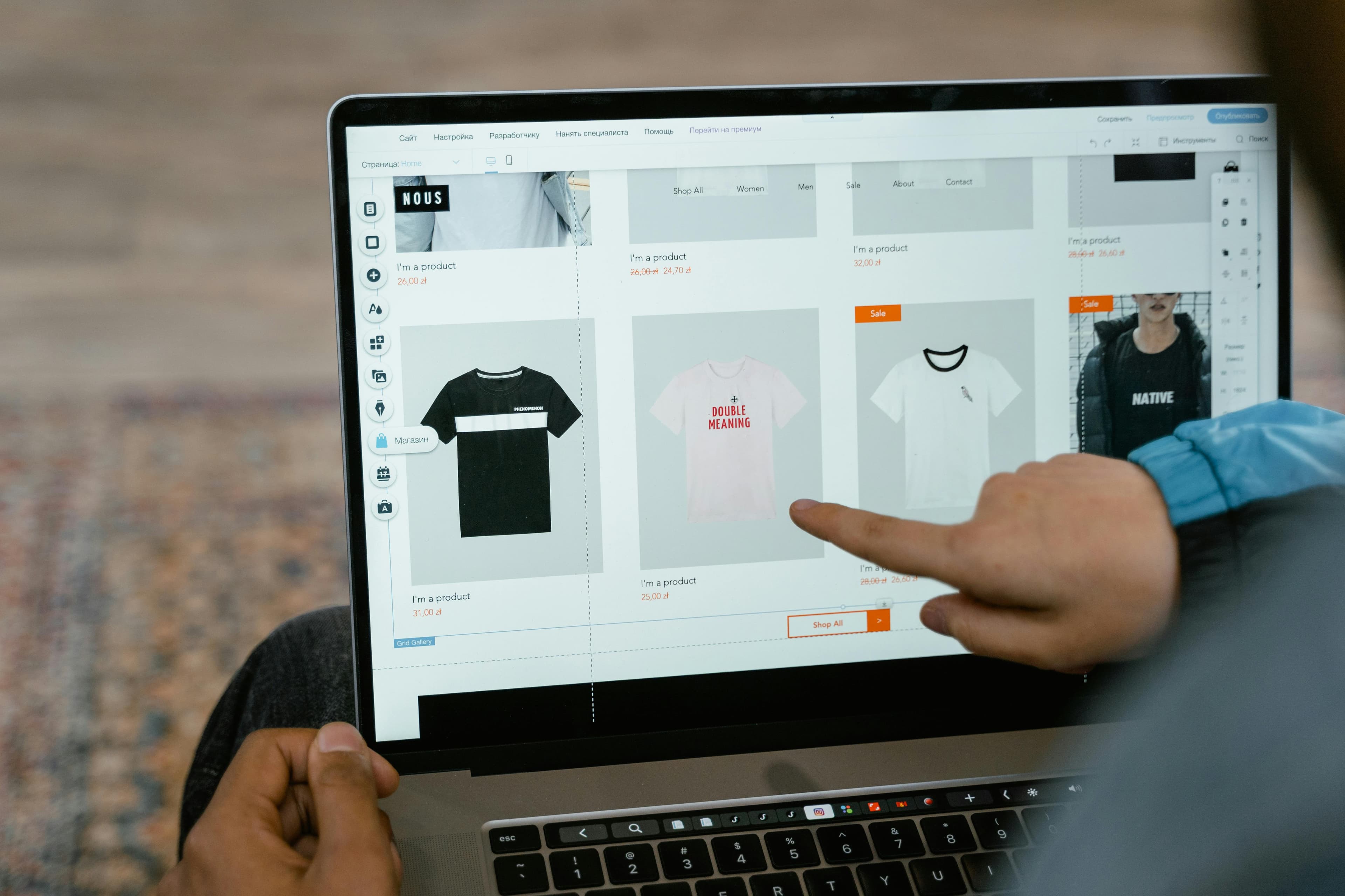 Arbeitsplatz mit Produktfotos und Dashboard als PassPad Case Study Platzhalter